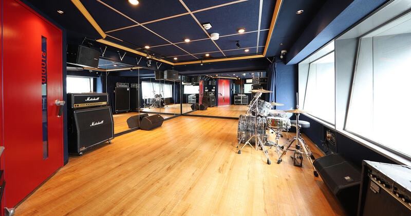Small Studios　スモールスタジオ　Page One Pub Small Studios – Things Gallery