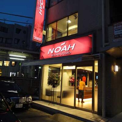 【外観：夜】遠くからでも見つけやすい看板が目印です。
