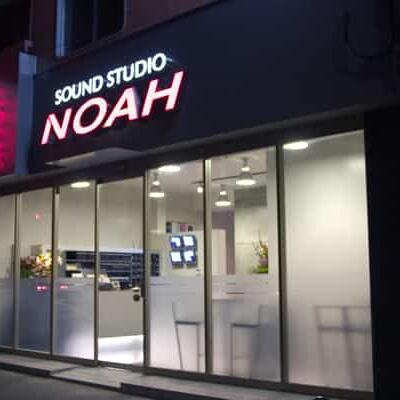 【外観】光るロゴマークが目印です。