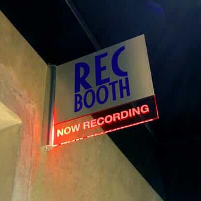 【Rec.Booth】使用中は「NOW RECORDING」と光ります。