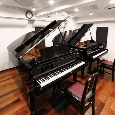 【２F：DUOst】グランドピアノが２台あるスタジオ。