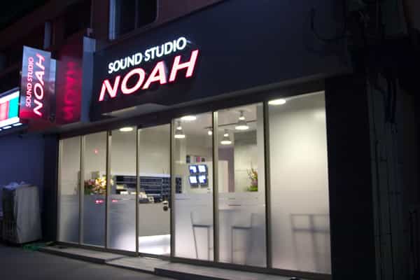 【外観】光るロゴマークが目印です。、2010.03. 2